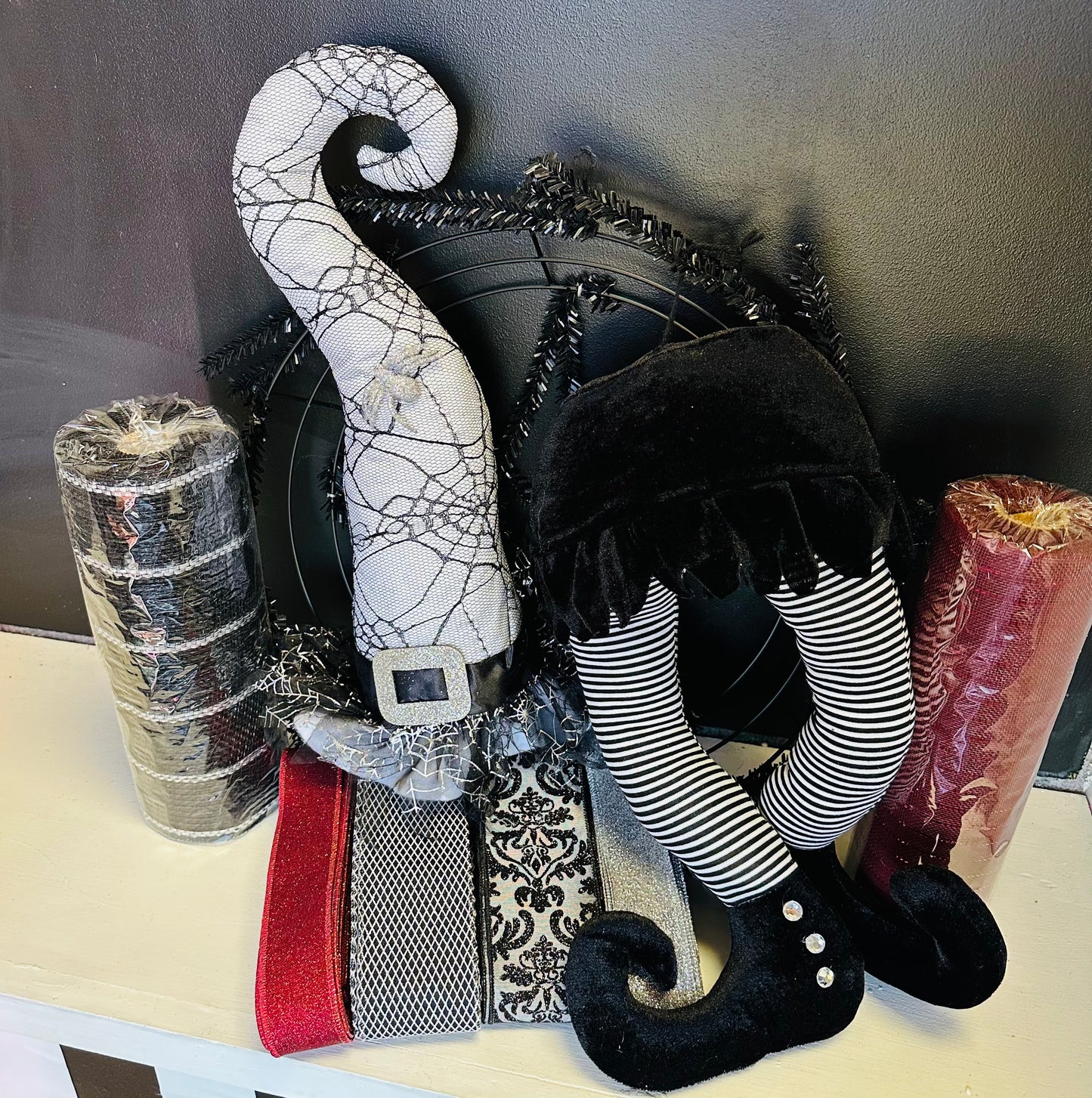 Bougie Harlequin Witch Hat & Legs Halloween DIY Wreath Kit