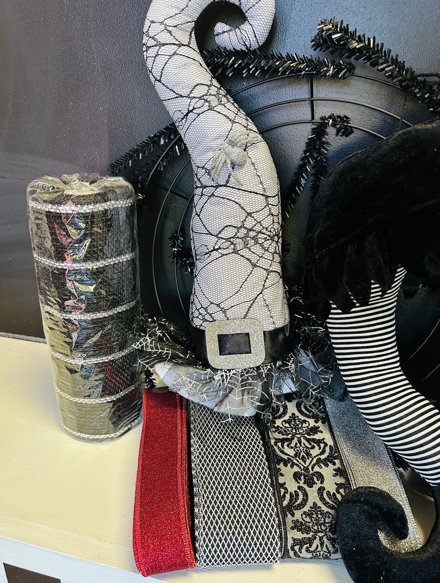 Bougie Harlequin Witch Hat & Legs Halloween DIY Wreath Kit