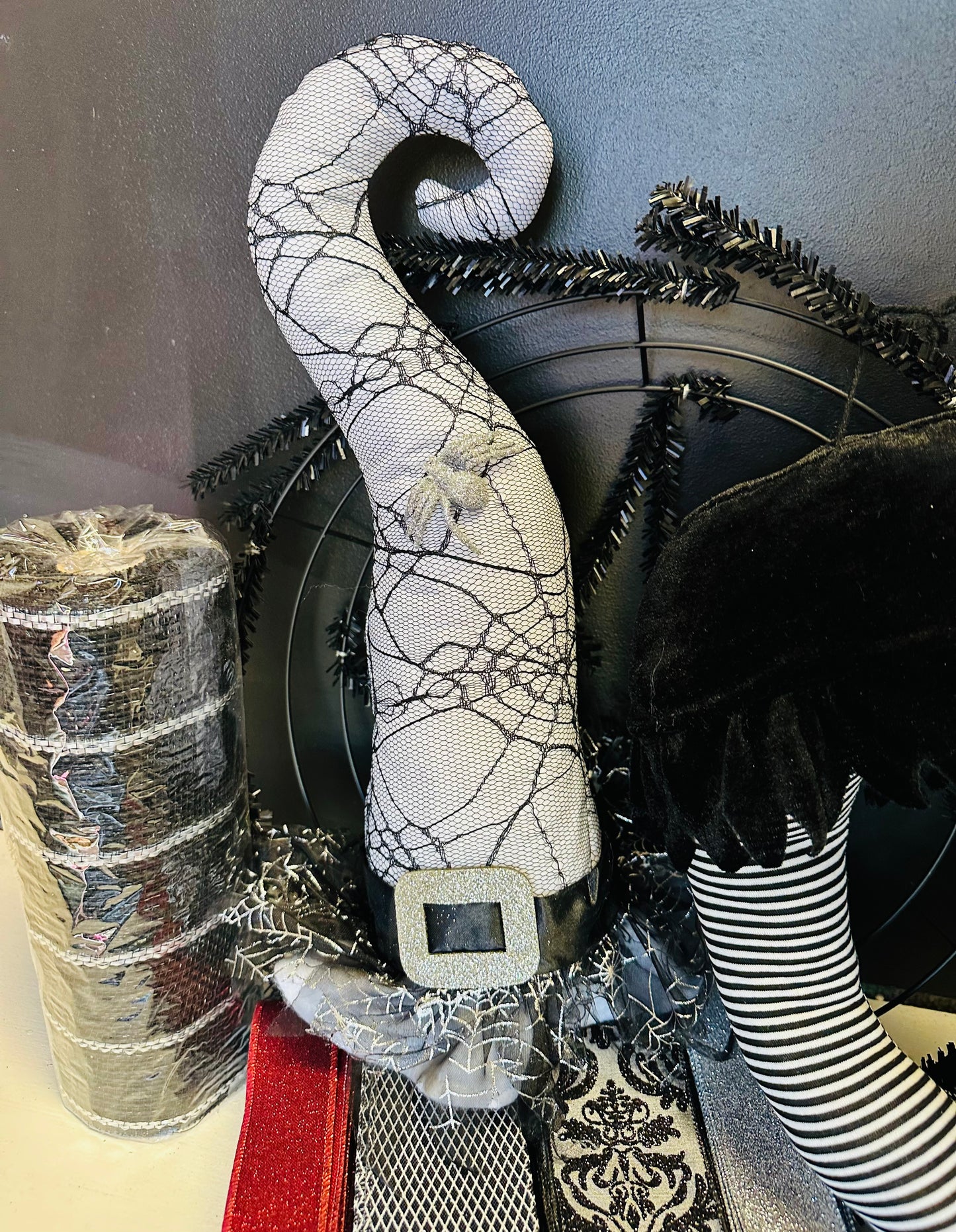 Bougie Harlequin Witch Hat & Legs Halloween DIY Wreath Kit