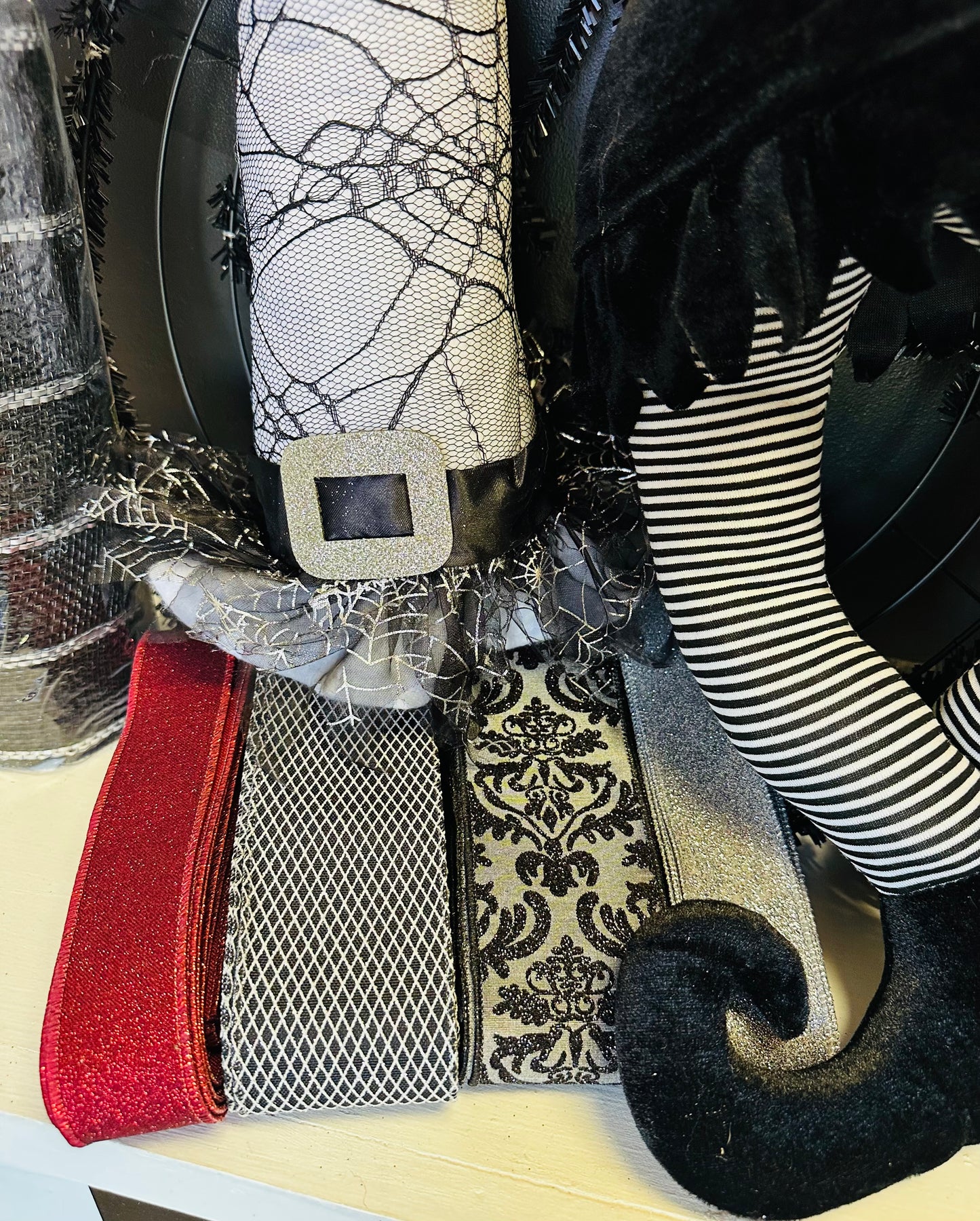 Bougie Harlequin Witch Hat & Legs Halloween DIY Wreath Kit