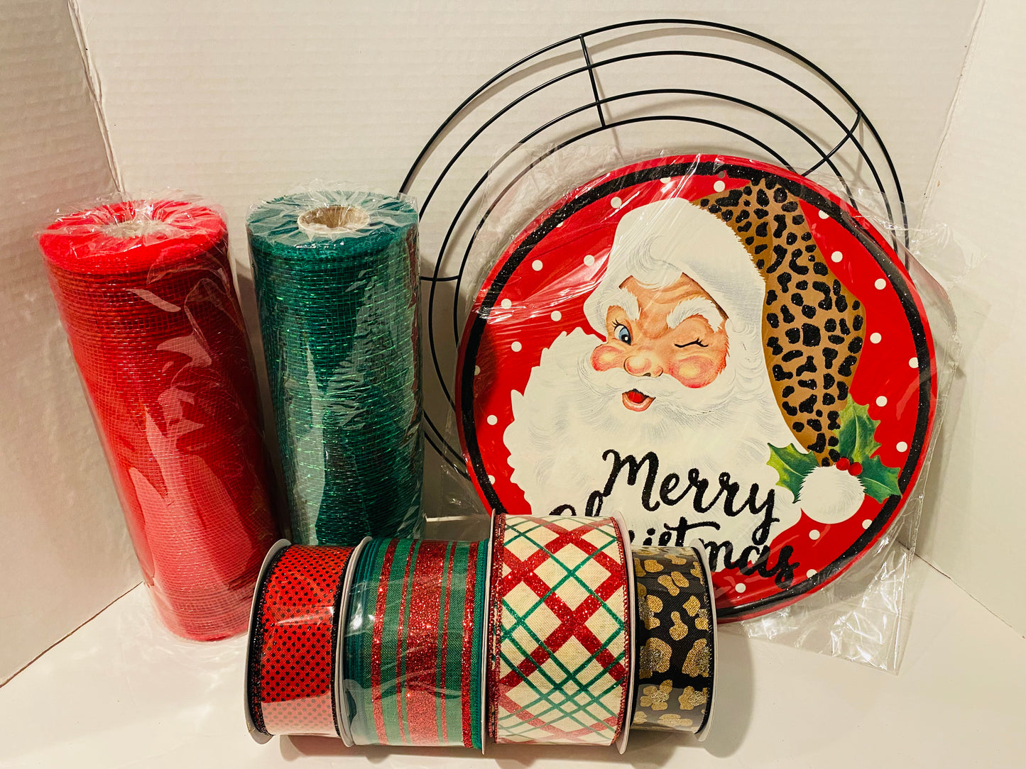 Vintage Santa Merry Christmas Wreath Kit
